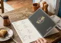 Κατάλογος café με ζωηρά χρώματα και ελκυστικά γραφικά, ιδανικός για παρουσίαση μενού και νέων προϊόντων.