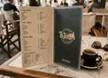 Κατάλογος café με ζωηρά χρώματα και ελκυστικά γραφικά, ιδανικός για παρουσίαση μενού και νέων προϊόντων.