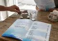 Κατάλογος café με ζωντανά χρώματα και προσεγμένα γραφικά, σχεδιασμένος για ελκυστική εμπειρία πελατών.