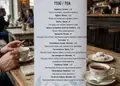 Κατάλογος café με ζωντανά χρώματα, ποιες φωτογραφίες πιάτων και ροφημάτων, τυπωμένος σε ανθεκτικό χαρτί.