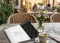 Κατάλογος café με πολύχρωμα σχέδια, ευανάγνωστη διάταξη και λογότυπο, ιδανικός για καφετέριες.