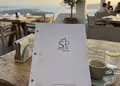 Κατάλογος café με ζωντανά χρώματα και καλαίσθητη διάταξη, ιδανικός για την προώθηση πιάτων και ποτών.