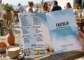 Κατάλογος café με μοντέρνα σχεδίαση και απαλά χρώματα, ιδανικός για παρουσίαση πιάτων και ροφημάτων.