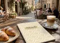 Κατάλογος café με ζωντανά χρώματα και σύγχρονο σχεδιασμό, προσαρμόσιμος με λογότυπο και στοιχεία του καταστήματος.