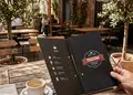 Κατάλογος café με ζωηρά χρώματα και οργανωμένο σχέδιο, ιδανικός για την παρουσίαση πιάτων και ροφημάτων.