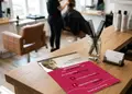 Μονόφυλλο flyer με ζωντανά χρώματα και καθαρή διάταξη, ιδανικό για προωθητικές ενέργειες και διαφημίσεις.