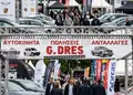 Banner από μουσαμά με ζωντανά χρώματα και γραμματοσειρές, ιδανικό για εξωτερικές διαφημίσεις και εκδηλώσεις.