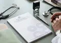 Συνταγολόγιο γιατρού σε επαγγελματικό σχεδιασμό, ευανάγνωστη διάταξη με μπλε τόνους και λογότυπο.