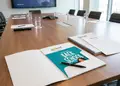 Επαγγελματικό folder εγγράφων με κομψό σχέδιο για παρουσιάσεις