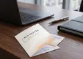 Επαγγελματικό folder για κάρτα κλειδί με κομψό σχέδιο σε επαγγελματικό περιβάλλον
