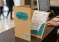 Φάκελος παρουσιάσεων με ζωντανά χρώματα σε ρεαλιστικό περιβάλλον
