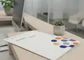 Επαγγελματικός φάκελος εγγράφων σε γραφείο υποδοχής.