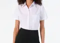 Γυναικείο κοντομάνικο πουκάμισο από ποπλίνα, 65% πολυέστερ και 35% βαμβάκι, με τσέπη και κουμπιά. Ιδανικό για επαγγελματική χρήση με δυνατότητα εκτύπωσης λογοτύπου.