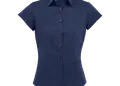 Γυναικείο κοντομάνικο πουκάμισο από 97% βαμβάκι και 3% ελαστάν, με ιταλικό γιακά και 7 κουμπιά. Ιδανικό για επαγγελματική χρήση, με δυνατότητα εκτύπωσης λογοτύπου.