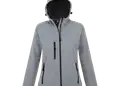 Γυναικείο μπουφάν softshell με κουκούλα, αδιάβροχο και αναπνεύσιμο, με διάφορες τσέπες. Ιδανικό για επαγγελματική χρήση με δυνατότητα εκτύπωσης λογοτύπου.