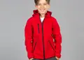 Παιδικό softshell με κουκούλα από 95% πολυέστερ, ανθεκτικό στο νερό. Ιδανικό για επαγγελματική χρήση, με ρυθμιζόμενες μανσέτες και δυνατότητα εκτύπωσης λογοτύπου.