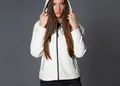 Τζάκετ Innsbruck Lady από ανθεκτικό softshell, με τρεις τσέπες, ρυθμιζόμενη μανσέτα και δυνατότητα εκτύπωσης λογοτύπου. Ιδανικό για επαγγελματική χρήση.