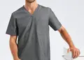 Άνετη ανδρική ελαστική μπλούζα νοσηλευτικής με λαιμόκοψη V και τσέπη. Ιδανική για επαγγελματική χρήση, με δυνατότητα εκτύπωσης λογοτύπου. Διατίθεται σε διάφορα χρώματα.