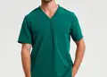 Άνετη ανδρική ελαστική μπλούζα νοσηλευτικής με λαιμόκοψη V και τσέπη. Ιδανική για επαγγελματική χρήση, με δυνατότητα εκτύπωσης λογοτύπου. Διατίθεται σε διάφορα χρώματα.
