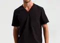 Άνετη ανδρική ελαστική μπλούζα νοσηλευτικής με λαιμόκοψη V και τσέπη. Ιδανική για επαγγελματική χρήση, με δυνατότητα εκτύπωσης λογοτύπου. Διατίθεται σε διάφορα χρώματα.