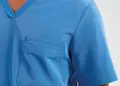 Άνετη ανδρική ελαστική μπλούζα νοσηλευτικής με λαιμόκοψη V και τσέπη. Ιδανική για επαγγελματική χρήση, με δυνατότητα εκτύπωσης λογοτύπου. Διατίθεται σε διάφορα χρώματα.