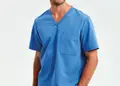 Άνετη ανδρική ελαστική μπλούζα νοσηλευτικής με λαιμόκοψη V και τσέπη. Ιδανική για επαγγελματική χρήση, με δυνατότητα εκτύπωσης λογοτύπου. Διατίθεται σε διάφορα χρώματα.