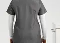 Γυναικεία ελαστική μπλούζα νοσηλευτικής με λαιμόκοψη V και τσέπη στο στήθος, ιδανική για επαγγελματίες υγειονομικούς. Δυνατότητα εκτύπωσης λογοτύπου.