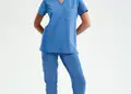 Γυναικεία ελαστική μπλούζα νοσηλευτικής με λαιμόκοψη V και τσέπη στο στήθος, ιδανική για επαγγελματίες υγειονομικούς. Δυνατότητα εκτύπωσης λογοτύπου.