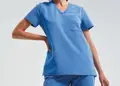 Γυναικεία ελαστική μπλούζα νοσηλευτικής με λαιμόκοψη V και τσέπη στο στήθος, ιδανική για επαγγελματίες υγειονομικούς. Δυνατότητα εκτύπωσης λογοτύπου.