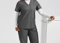 Γυναικεία ελαστική μπλούζα νοσηλευτικής με λαιμόκοψη V και τσέπη στο στήθος, ιδανική για επαγγελματίες υγειονομικούς. Δυνατότητα εκτύπωσης λογοτύπου.