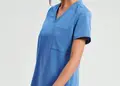 Γυναικεία ελαστική μπλούζα νοσηλευτικής με λαιμόκοψη V και τσέπη στο στήθος, ιδανική για επαγγελματίες υγειονομικούς. Δυνατότητα εκτύπωσης λογοτύπου.