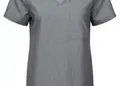 Γυναικεία ελαστική μπλούζα νοσηλευτικής με λαιμόκοψη V και τσέπη στο στήθος, ιδανική για επαγγελματίες υγειονομικούς. Δυνατότητα εκτύπωσης λογοτύπου.