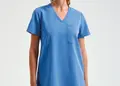 Γυναικεία ελαστική μπλούζα νοσηλευτικής με λαιμόκοψη V και τσέπη στο στήθος, ιδανική για επαγγελματίες υγειονομικούς. Δυνατότητα εκτύπωσης λογοτύπου.