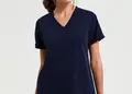Γυναικεία ελαστική μπλούζα νοσηλευτικής με λαιμόκοψη V και 2 τσέπες. Διαπνέον υλικό για άνεση, ιδανική για ιατρικό περιβάλλον, με δυνατότητα εκτύπωσης λογοτύπου.