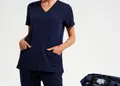 Γυναικεία ελαστική μπλούζα νοσηλευτικής με λαιμόκοψη V και 2 τσέπες. Διαπνέον υλικό για άνεση, ιδανική για ιατρικό περιβάλλον, με δυνατότητα εκτύπωσης λογοτύπου.