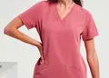 Γυναικεία ελαστική μπλούζα νοσηλευτικής με λαιμόκοψη V και 2 τσέπες. Διαπνέον υλικό για άνεση, ιδανική για ιατρικό περιβάλλον, με δυνατότητα εκτύπωσης λογοτύπου.