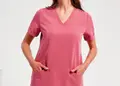 Γυναικεία ελαστική μπλούζα νοσηλευτικής με λαιμόκοψη V και 2 τσέπες. Διαπνέον υλικό για άνεση, ιδανική για ιατρικό περιβάλλον, με δυνατότητα εκτύπωσης λογοτύπου.