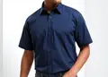 Ανδρικό κοντομάνικο πουκάμισο από ποπλίνα, με τσέπες και ρυθμιζόμενες μανσέτες. Ιδανικό για επαγγελματική χρήση, με δυνατότητα εκτύπωσης λογοτύπου.