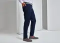 Ανδρικό παντελόνι Chino PR560 από 63% πολυέστερ και 35% βαμβάκι, με ελαστική εφαρμογή και 4 τσέπες, ιδανικό για επαγγελματική χρήση. Δυνατότητα εκτύπωσης λογοτύπου.