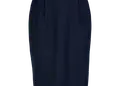 Φούστα σε ίσια γραμμή, μήκους μέχρι τα γόνατα, με ελαστική μέση και σκίσιμο στο πίσω μέρος. Ιδανική για επαγγελματική χρήση με δυνατότητα εκτύπωσης λογοτύπου.