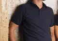 Ανδρικό πικέ πόλο από 100% βαμβάκι, με κοντά μανίκια και κρυφή πατιλέτα. Ιδανικό για επαγγελματική χρήση, με δυνατότητα εκτύπωσης λογοτύπου.