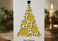 Κάθετη κάρτα Χριστουγέννων με κόκκινα και χρυσά σχέδια σε εορταστικό περιβάλλον.