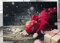Οριζόντια χριστουγεννιάτικη κάρτα με κόκκινα και χρυσά γραφικά σε φυσικό σκηνικό