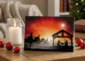 Χριστουγεννιάτικη κάρτα με σχέδιο φάτνης και τρεις μάγους, σε εορταστικό περιβάλλον