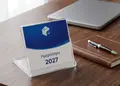 Επιτραπέζιο ακρυλικό ημερολόγιο 2027 σε κομψή διάφανη θήκη