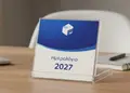 Επιτραπέζιο ημερολόγιο σε διάφανη πλαστική θήκη, με έγχρωμες σελίδες και επαγγελματικά σχέδια, ιδανικό για παραμετροποίηση.