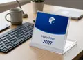 Επιτραπέζιο ακρυλικό ημερολόγιο 2027 σε κομψή διάφανη θήκη