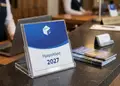 Επιτραπέζιο ακρυλικό ημερολόγιο 2027 σε κομψή διάφανη θήκη