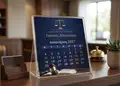 Ακρυλικό επιτραπέζιο ημερολόγιο με επαγγελματικό σχέδιο και έτος 2027