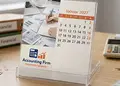 Επιτραπέζιο ημερολόγιο σε διάφανη πλαστική θήκη, με έγχρωμες σελίδες και επαγγελματικά σχέδια, ιδανικό για παραμετροποίηση.